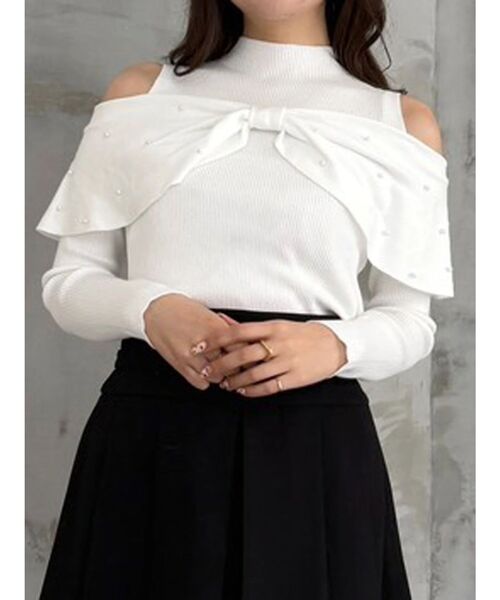 MERCURYDUO(マーキュリーデュオ)の「オフショルリボンパールニット(ニット/セーター・レディース・ブラック/ピンク/オフホワイト・FREE)」の2枚目の写真