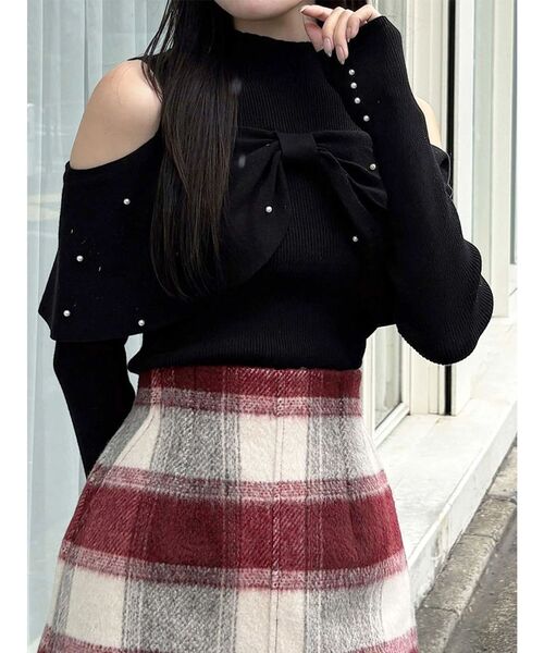 MERCURYDUO(マーキュリーデュオ)の「オフショルリボンパールニット(ニット/セーター・レディース・ブラック/ピンク/オフホワイト・FREE)」の3枚目の写真