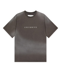 UNGIMMICK（アンジミック）の「SPRAY WASHED LOGO T-SHIRT (DEEP BROWN)（Tシャツ/カットソー）」