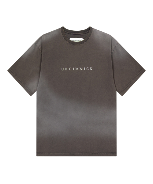 UNGIMMICK(アンジミック)の「SPRAY WASHED LOGO T-SHIRT (DEEP BROWN)(Tシャツ/カットソー・メンズ・その他・MEDIUM/LARGE)」の1枚目の写真