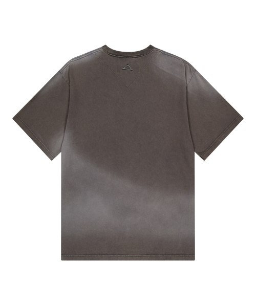 UNGIMMICK(アンジミック)の「SPRAY WASHED LOGO T-SHIRT (DEEP BROWN)(Tシャツ/カットソー・メンズ・その他・MEDIUM/LARGE)」の2枚目の写真