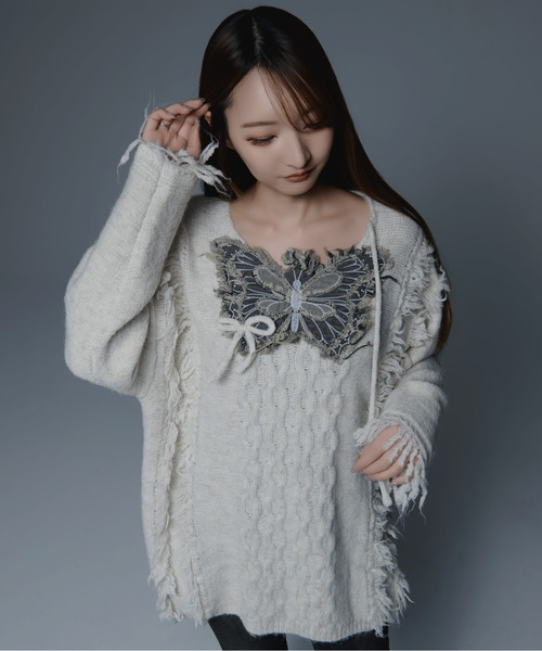 .KOM（ドットコム）の「『.KOM/ドットケーオーエム』蝶デザインニット【GC】（ニット/セーター・レディース・アイボリー/グレー・FREE）」の2枚目の写真