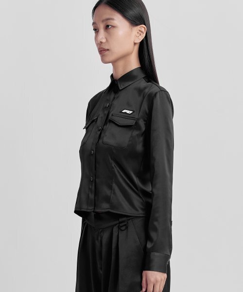 FANYOUNG(ファンヤング)の「サテン クロップシャツ(シャツ/ブラウス・レディース・その他・SMALL/MEDIUM)」の2枚目の写真