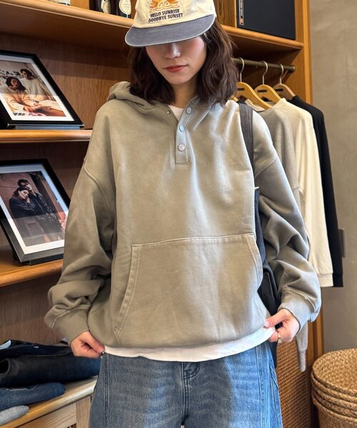 CIAOPANIC TYPY(チャオパニックティピー)の「【UNISEX】スプレー加工ヘンリースナップフーディー(パーカー・レディース・ブラック/ピンク/ベージュ・MEDIUM/LARGE)」の1枚目の写真