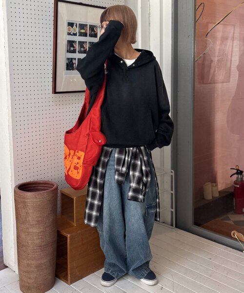 CIAOPANIC TYPY(チャオパニックティピー)の「【UNISEX】スプレー加工ヘンリースナップフーディー(パーカー・レディース・ブラック/ピンク/ベージュ・MEDIUM/LARGE)」の16枚目の写真