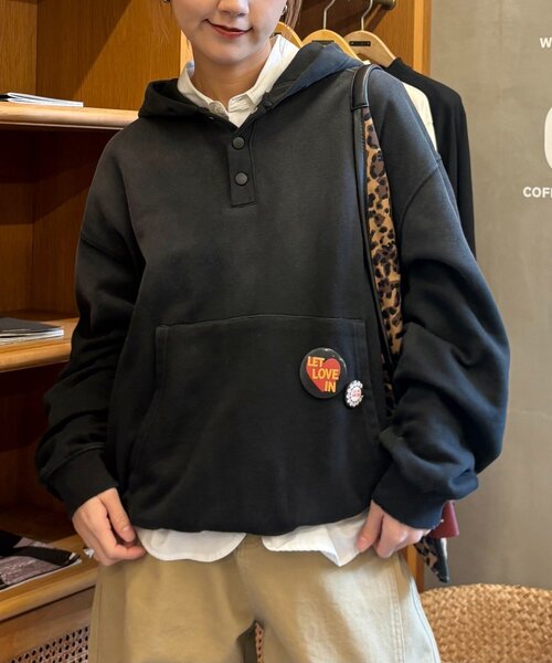 CIAOPANIC TYPY(チャオパニックティピー)の「【UNISEX】スプレー加工ヘンリースナップフーディー(パーカー・レディース・ブラック/ピンク/ベージュ・MEDIUM/LARGE)」の6枚目の写真