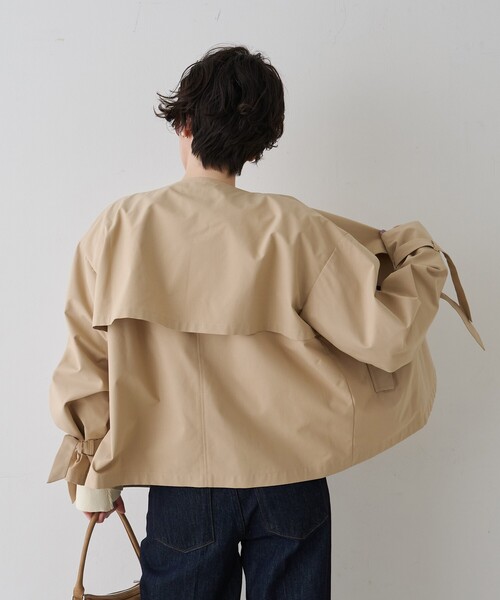 EMMA　ROUGE VIF（エマルージュヴィフ）の「【撥水・防花粉加工】【一部店舗限定】キャンディスリーブショートトレンチコート/春服/春アウター/通勤/ショート丈/フェミニン/モード/手洗い可能/雨の日（トレンチコート・レディース・ベージュ/グレイッシュブルー・フリー）」の21枚目の写真