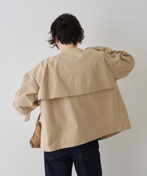 EMMA　ROUGE VIF（エマルージュヴィフ）の「【撥水・防花粉加工】【一部店舗限定】キャンディスリーブショートトレンチコート/春服/春アウター/通勤/ショート丈/フェミニン/モード/手洗い可能/雨の日（トレンチコート・レディース・ベージュ/グレイッシュブルー・フリー）」の22枚目の写真