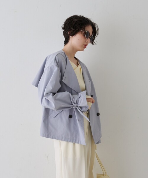 EMMA　ROUGE VIF（エマルージュヴィフ）の「【撥水・防花粉加工】【一部店舗限定】キャンディスリーブショートトレンチコート/春服/春アウター/通勤/ショート丈/フェミニン/モード/手洗い可能/雨の日（トレンチコート・レディース・ベージュ/グレイッシュブルー・フリー）」の3枚目の写真