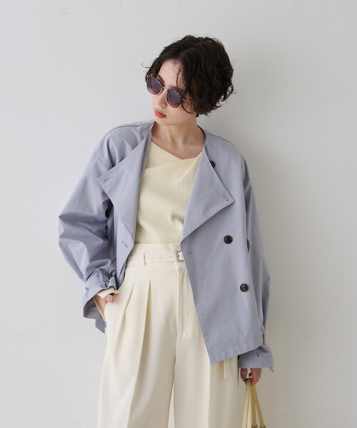 EMMA　ROUGE VIF（エマルージュヴィフ）の「【撥水・防花粉加工】【一部店舗限定】キャンディスリーブショートトレンチコート/春服/春アウター/通勤/ショート丈/フェミニン/モード/手洗い可能/雨の日（トレンチコート・レディース・ベージュ/グレイッシュブルー・フリー）」の4枚目の写真