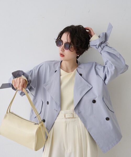 EMMA　ROUGE VIF（エマルージュヴィフ）の「【撥水・防花粉加工】【一部店舗限定】キャンディスリーブショートトレンチコート/春服/春アウター/通勤/ショート丈/フェミニン/モード/手洗い可能/雨の日（トレンチコート・レディース・ベージュ/グレイッシュブルー・フリー）」の5枚目の写真