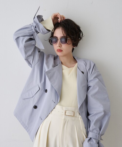 EMMA　ROUGE VIF（エマルージュヴィフ）の「【撥水・防花粉加工】【一部店舗限定】キャンディスリーブショートトレンチコート/春服/春アウター/通勤/ショート丈/フェミニン/モード/手洗い可能/雨の日（トレンチコート・レディース・ベージュ/グレイッシュブルー・フリー）」の6枚目の写真