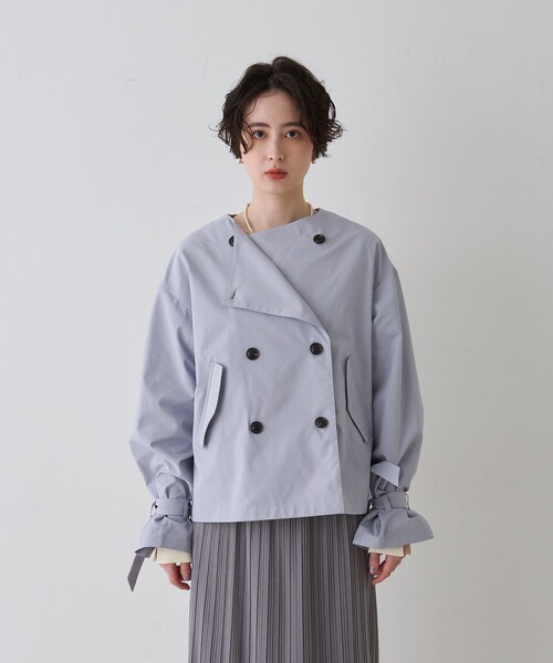 EMMA　ROUGE VIF（エマルージュヴィフ）の「【撥水・防花粉加工】【一部店舗限定】キャンディスリーブショートトレンチコート/春服/春アウター/通勤/ショート丈/フェミニン/モード/手洗い可能/雨の日（トレンチコート・レディース・ベージュ/グレイッシュブルー・フリー）」の7枚目の写真