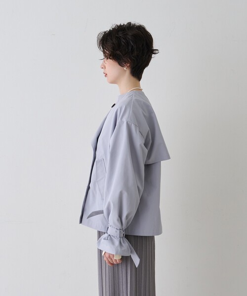 EMMA　ROUGE VIF（エマルージュヴィフ）の「【撥水・防花粉加工】【一部店舗限定】キャンディスリーブショートトレンチコート/春服/春アウター/通勤/ショート丈/フェミニン/モード/手洗い可能/雨の日（トレンチコート・レディース・ベージュ/グレイッシュブルー・フリー）」の8枚目の写真