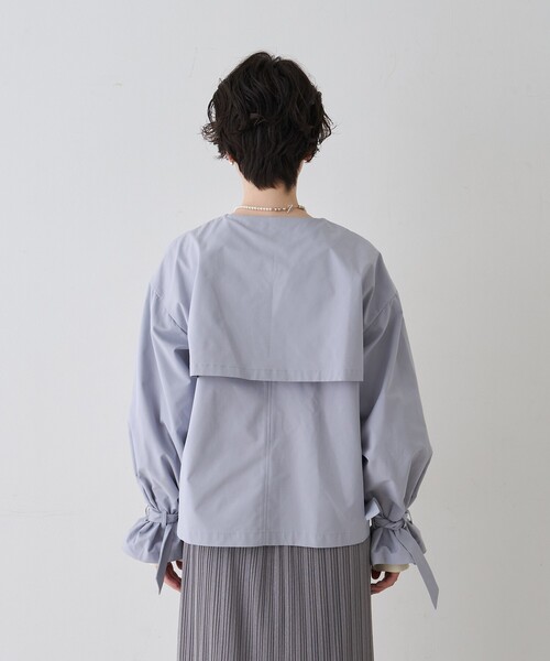 EMMA　ROUGE VIF（エマルージュヴィフ）の「【撥水・防花粉加工】【一部店舗限定】キャンディスリーブショートトレンチコート/春服/春アウター/通勤/ショート丈/フェミニン/モード/手洗い可能/雨の日（トレンチコート・レディース・ベージュ/グレイッシュブルー・フリー）」の9枚目の写真