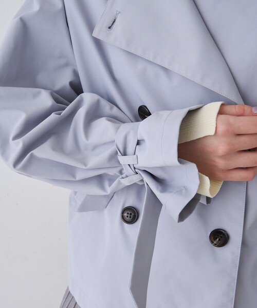 EMMA　ROUGE VIF（エマルージュヴィフ）の「【撥水・防花粉加工】【一部店舗限定】キャンディスリーブショートトレンチコート/春服/春アウター/通勤/ショート丈/フェミニン/モード/手洗い可能/雨の日（トレンチコート・レディース・ベージュ/グレイッシュブルー・フリー）」の12枚目の写真