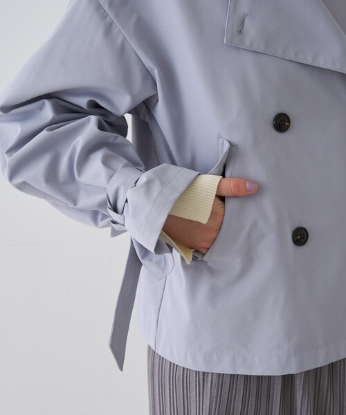 EMMA　ROUGE VIF（エマルージュヴィフ）の「【撥水・防花粉加工】【一部店舗限定】キャンディスリーブショートトレンチコート/春服/春アウター/通勤/ショート丈/フェミニン/モード/手洗い可能/雨の日（トレンチコート・レディース・ベージュ/グレイッシュブルー・フリー）」の13枚目の写真