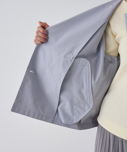 EMMA　ROUGE VIF（エマルージュヴィフ）の「【撥水・防花粉加工】【一部店舗限定】キャンディスリーブショートトレンチコート/春服/春アウター/通勤/ショート丈/フェミニン/モード/手洗い可能/雨の日（トレンチコート・レディース・ベージュ/グレイッシュブルー・フリー）」の14枚目の写真