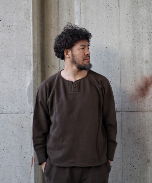 NATAL DESIGN(ネイタルデザイン)の「BRUSHED COTTON LONG SLEEVE HENLEY "LUCKY SWALLOW"(スウェット・メンズ・パープル/チョコ/オリーブ・SMALL/MEDIUM/LARGE/X-LARGE)」の9枚目の写真
