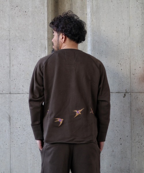 NATAL DESIGN(ネイタルデザイン)の「BRUSHED COTTON LONG SLEEVE HENLEY "LUCKY SWALLOW"(スウェット・メンズ・パープル/チョコ/オリーブ・SMALL/MEDIUM/LARGE/X-LARGE)」の10枚目の写真