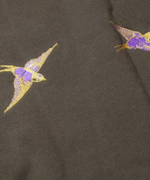 NATAL DESIGN(ネイタルデザイン)の「BRUSHED COTTON LONG SLEEVE HENLEY "LUCKY SWALLOW"(スウェット・メンズ・パープル/チョコ/オリーブ・SMALL/MEDIUM/LARGE/X-LARGE)」の13枚目の写真