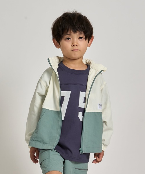 b・ROOM(ビールーム)の「【スクール対応】【撥水・防汚・耐久・UV】収納袋付マウンテンパーカー(反射シート付き)(ブルゾン・キッズ・ベージュ/ベージュ系その他/アイボリー/カーキ/ブラック/ダークオレンジ/ブルーグレー/ブルーグリーン/チャコール/ダークグレー・150cm/110cm/100cm/130cm/120cm/140cm)」の2枚目の写真
