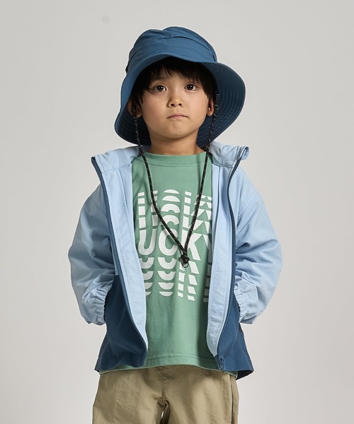 b・ROOM(ビールーム)の「【スクール対応】【撥水・防汚・耐久・UV】収納袋付マウンテンパーカー(反射シート付き)(ブルゾン・キッズ・ベージュ/ベージュ系その他/アイボリー/カーキ/ブラック/ダークオレンジ/ブルーグレー/ブルーグリーン/チャコール/ダークグレー・150cm/110cm/100cm/130cm/120cm/140cm)」の5枚目の写真