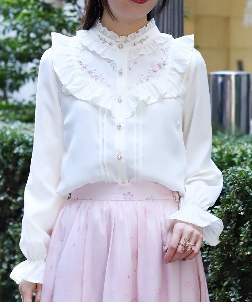 axes femme(アクシーズファム)の「桜刺繍スタンドブラウス(シャツ/ブラウス・レディース・ブラック/ピンク/キナリ・MEDIUM)」の2枚目の写真