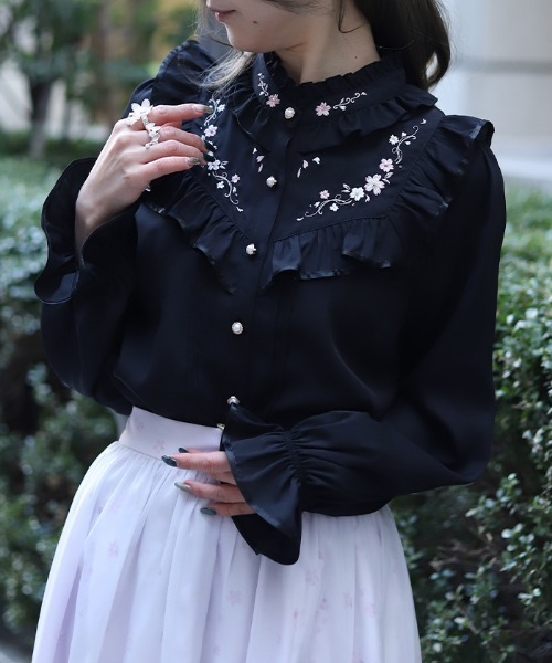 axes femme(アクシーズファム)の「桜刺繍スタンドブラウス(シャツ/ブラウス・レディース・ブラック/ピンク/キナリ・MEDIUM)」の1枚目の写真