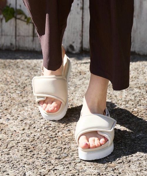 Minnetonka(ミネトンカ)の「MINNETONKA(ミネトンカ) /パファーサンダル 26M04(サンダル・レディース・ゴールド/シルバー/ブラック/アイボリー・8/7/6/5/9)」の2枚目の写真