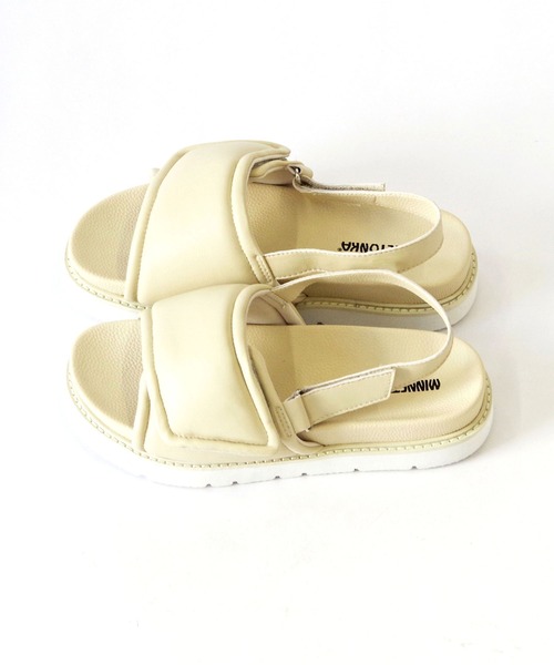 Minnetonka(ミネトンカ)の「MINNETONKA(ミネトンカ) /パファーサンダル 26M04(サンダル・レディース・ゴールド/シルバー/ブラック/アイボリー・8/7/6/5/9)」の6枚目の写真