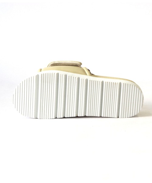 Minnetonka(ミネトンカ)の「MINNETONKA(ミネトンカ) /パファーサンダル 26M04(サンダル・レディース・ゴールド/シルバー/ブラック/アイボリー・8/7/6/5/9)」の11枚目の写真