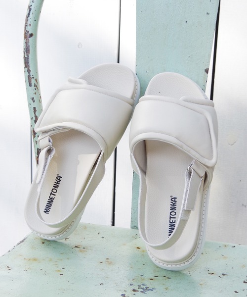 Minnetonka(ミネトンカ)の「MINNETONKA(ミネトンカ) /パファーサンダル 26M04(サンダル・レディース・ゴールド/シルバー/ブラック/アイボリー・8/7/6/5/9)」の19枚目の写真