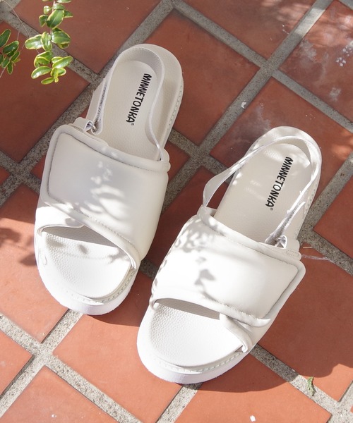 Minnetonka(ミネトンカ)の「MINNETONKA(ミネトンカ) /パファーサンダル 26M04(サンダル・レディース・ゴールド/シルバー/ブラック/アイボリー・8/7/6/5/9)」の15枚目の写真