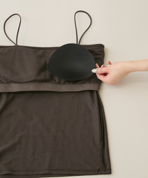FUULLY STUDIO（フーリィーステューディオ）の「カップ付きベアキャミ/接触冷感（チューブトップ・レディース・ブラック/チャコールグレー/ナチュラル・FREE）」の4枚目の写真