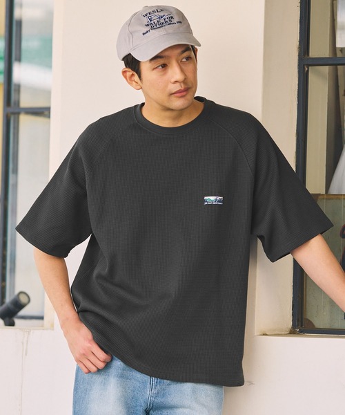 THE CRAFT CREW PRODUCTS(ザクラフトクループロダクツ)の「【UNNOTICEシリーズ】ファンクショナルファブリック ヘビーワッフル ラグランスリーブ 半袖Tシャツ / 抗菌防臭・UVカット【THE CRAFT CREW PRODUCTS】(Tシャツ/カットソー・メンズ・オフホワイト/アッシュグレー/ブラック/グレイッシュベージュ/ダークネイビー/グリーン系/チャコール/ブラック系・S/M/L)」の5枚目の写真