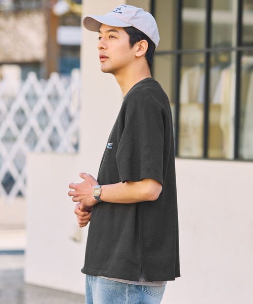 THE CRAFT CREW PRODUCTS(ザクラフトクループロダクツ)の「【UNNOTICEシリーズ】ファンクショナルファブリック ヘビーワッフル ラグランスリーブ 半袖Tシャツ / 抗菌防臭・UVカット【THE CRAFT CREW PRODUCTS】(Tシャツ/カットソー・メンズ・オフホワイト/アッシュグレー/ブラック/グレイッシュベージュ/ダークネイビー/グリーン系/チャコール/ブラック系・S/M/L)」の9枚目の写真