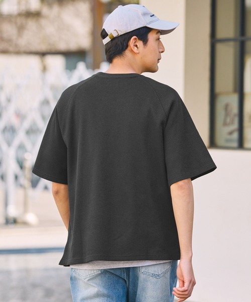 THE CRAFT CREW PRODUCTS(ザクラフトクループロダクツ)の「【UNNOTICEシリーズ】ファンクショナルファブリック ヘビーワッフル ラグランスリーブ 半袖Tシャツ / 抗菌防臭・UVカット【THE CRAFT CREW PRODUCTS】(Tシャツ/カットソー・メンズ・オフホワイト/アッシュグレー/ブラック/グレイッシュベージュ/ダークネイビー/グリーン系/チャコール/ブラック系・S/M/L)」の10枚目の写真