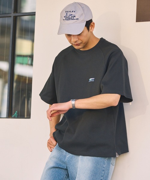 THE CRAFT CREW PRODUCTS(ザクラフトクループロダクツ)の「【UNNOTICEシリーズ】ファンクショナルファブリック ヘビーワッフル ラグランスリーブ 半袖Tシャツ / 抗菌防臭・UVカット【THE CRAFT CREW PRODUCTS】(Tシャツ/カットソー・メンズ・オフホワイト/アッシュグレー/ブラック/グレイッシュベージュ/ダークネイビー/グリーン系/チャコール/ブラック系・S/M/L)」の18枚目の写真