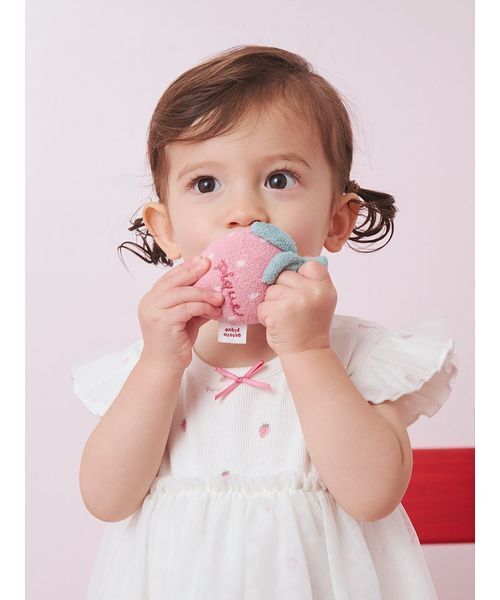gelato pique(ジェラートピケ)の「【ラッピング済み】【BABY】ストロベリー柄チュールロンパース&スタイSET(ベビーギフト・キッズ・オフホワイト・70/80)」の8枚目の写真
