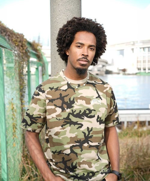 LFYT(エルエフワイティー)の「LFYT ラファイエット - ARCH LOGO WASHED TEE 半袖Tシャツ LS260101(Tシャツ/カットソー・メンズ・ブラウン/カモフラージュ/ブラック・MEDIUM/LARGE/X-LARGE/XX-LARGE/SMALL)」の14枚目の写真