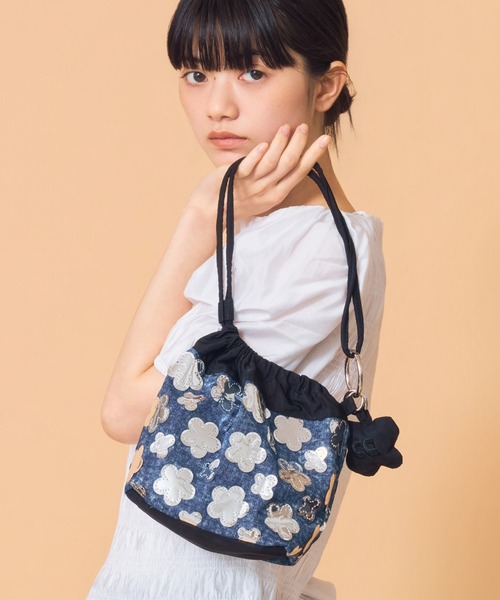 Casselini(キャセリーニ)の「Casselini(キャセリーニ)フラワーデニムパース(ハンドバッグ・レディース・ブラック/ブルー・FREE)」の2枚目の写真
