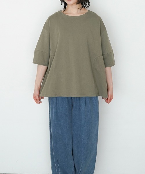 オオカミとフクロウ（オオカミとフクロウ）の「オオカミと窓辺の小さな灯り“つばめ”（Tシャツ/カットソー・レディース・チャコールグレー/アイボリー/グリーン・FREE）」の3枚目の写真