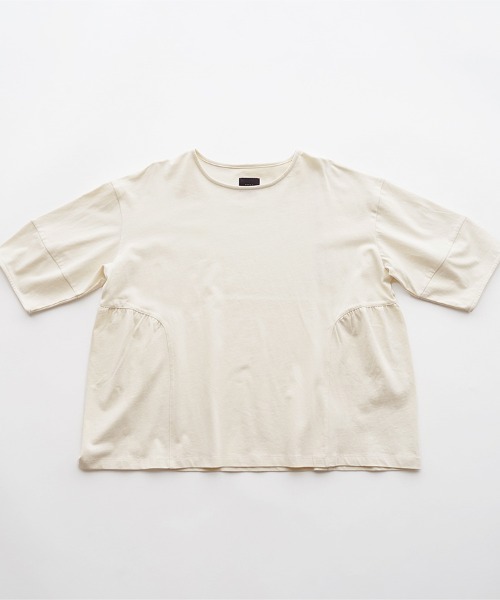 オオカミとフクロウ（オオカミとフクロウ）の「オオカミと窓辺の小さな灯り“つばめ”（Tシャツ/カットソー・レディース・チャコールグレー/アイボリー/グリーン・FREE）」の15枚目の写真