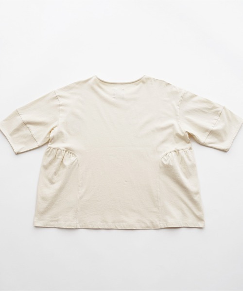 オオカミとフクロウ（オオカミとフクロウ）の「オオカミと窓辺の小さな灯り“つばめ”（Tシャツ/カットソー・レディース・チャコールグレー/アイボリー/グリーン・FREE）」の16枚目の写真