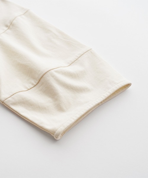 オオカミとフクロウ（オオカミとフクロウ）の「オオカミと窓辺の小さな灯り“つばめ”（Tシャツ/カットソー・レディース・チャコールグレー/アイボリー/グリーン・FREE）」の20枚目の写真