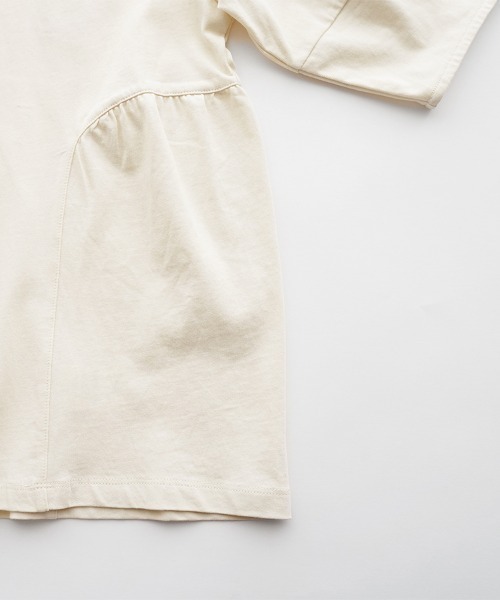 オオカミとフクロウ（オオカミとフクロウ）の「オオカミと窓辺の小さな灯り“つばめ”（Tシャツ/カットソー・レディース・チャコールグレー/アイボリー/グリーン・FREE）」の21枚目の写真