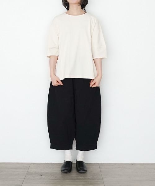 オオカミとフクロウ（オオカミとフクロウ）の「オオカミと窓辺の小さな灯り“つばめ”（Tシャツ/カットソー・レディース・チャコールグレー/アイボリー/グリーン・FREE）」の4枚目の写真
