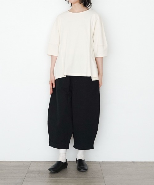 オオカミとフクロウ（オオカミとフクロウ）の「オオカミと窓辺の小さな灯り“つばめ”（Tシャツ/カットソー・レディース・チャコールグレー/アイボリー/グリーン・FREE）」の5枚目の写真