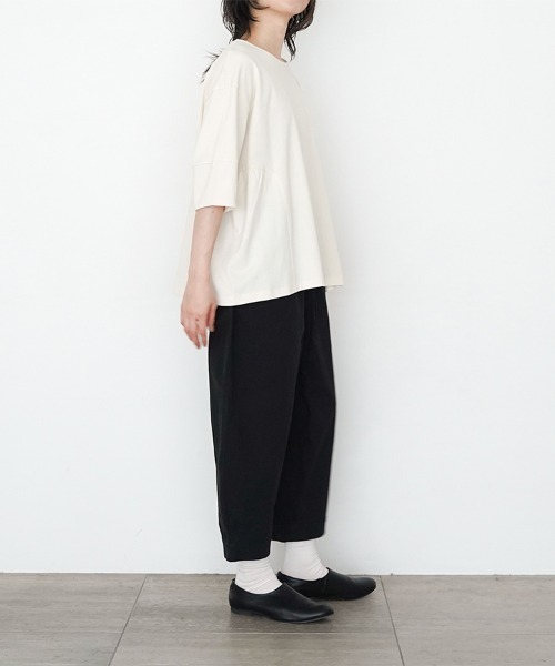 オオカミとフクロウ（オオカミとフクロウ）の「オオカミと窓辺の小さな灯り“つばめ”（Tシャツ/カットソー・レディース・チャコールグレー/アイボリー/グリーン・FREE）」の6枚目の写真
